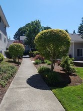 Cascade Woods Apartments in Aloha, OR - Building Photo - Building Photo