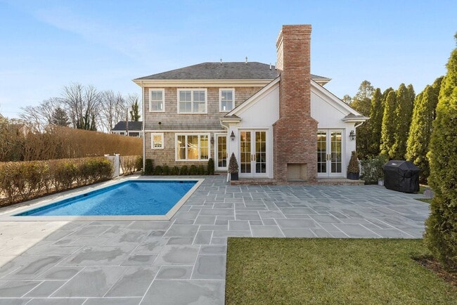95 Burnett St in Southampton, NY - Building Photo - Building Photo