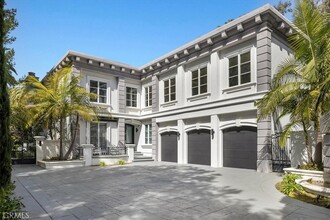 1756 Clear View Dr in Beverly Hills, CA - Foto de edificio - Building Photo
