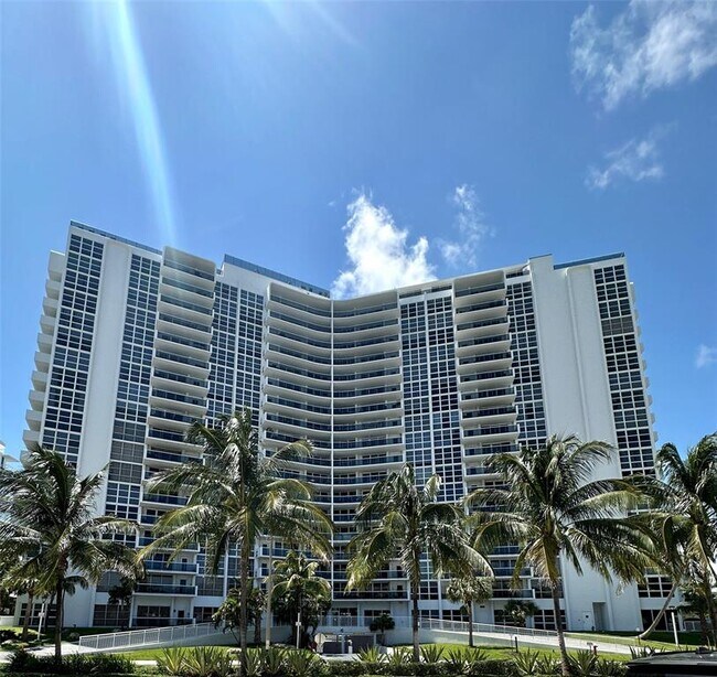 2841 N Ocean Blvd, Unit 201 in Lauderdale-by-the-Sea, FL - Building Photo - Building Photo