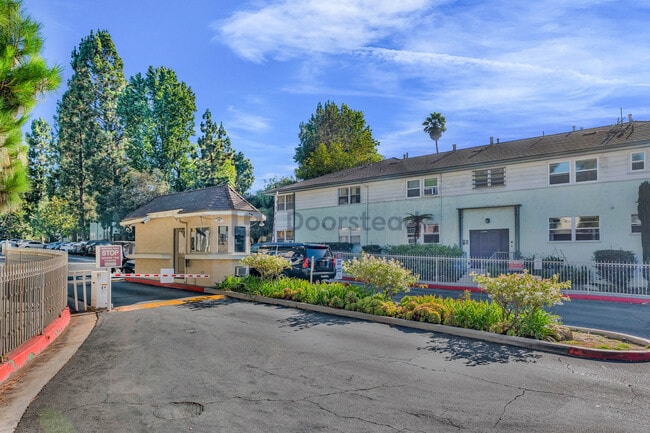 5835 Bowcroft St, Unit 2 in Los Angeles, CA - Building Photo - Building Photo