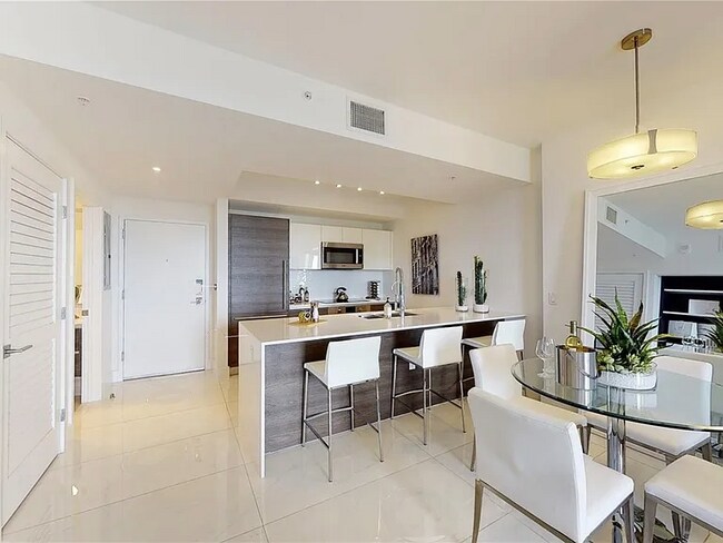 301 Altara Ave, Unit 527 in Coral Gables, FL - Building Photo - Building Photo
