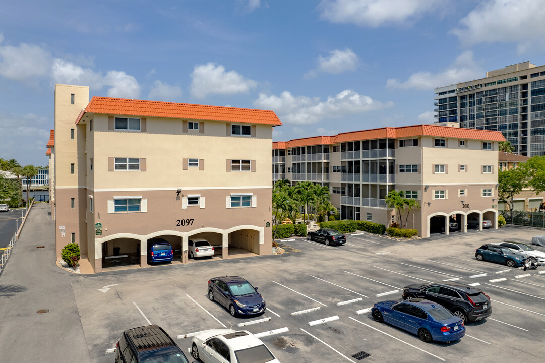 Riveria Apartments in Hallandale Beach, FL - Foto de edificio