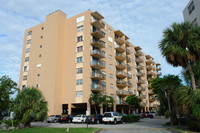 Three Horizons South in North Miami, FL - Foto de edificio - Building Photo