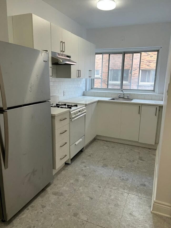 property at 5805 Chem. de la Côte St Luc