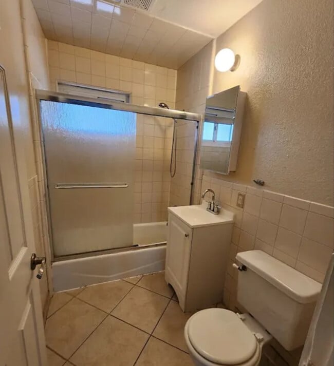 215 Oak St in San Jose, CA - Foto de edificio - Building Photo