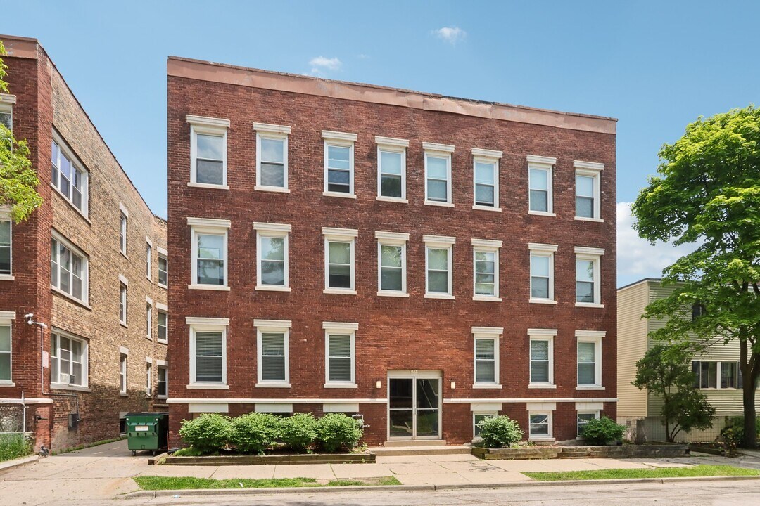 2534 N Farwell Ave in Milwaukee, WI - Foto de edificio