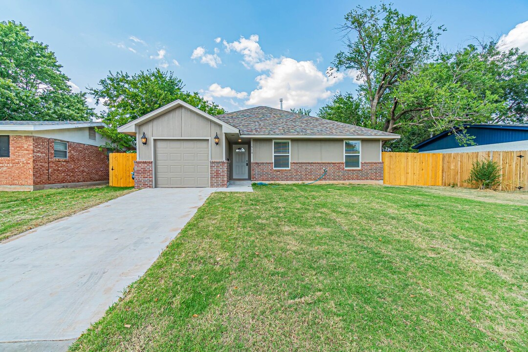 615 SW 14th St in Moore, OK - Building Photo