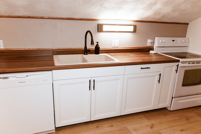 327 S Adams St, Unit B in Saint Croix Falls, WI - Foto de edificio - Building Photo