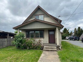 275 N 1st St in Creswell, OR - Building Photo