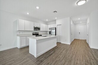 305 SE Crossoak Ln in Port St. Lucie, FL - Building Photo - Building Photo