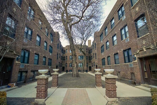 property at 753 W Addison St