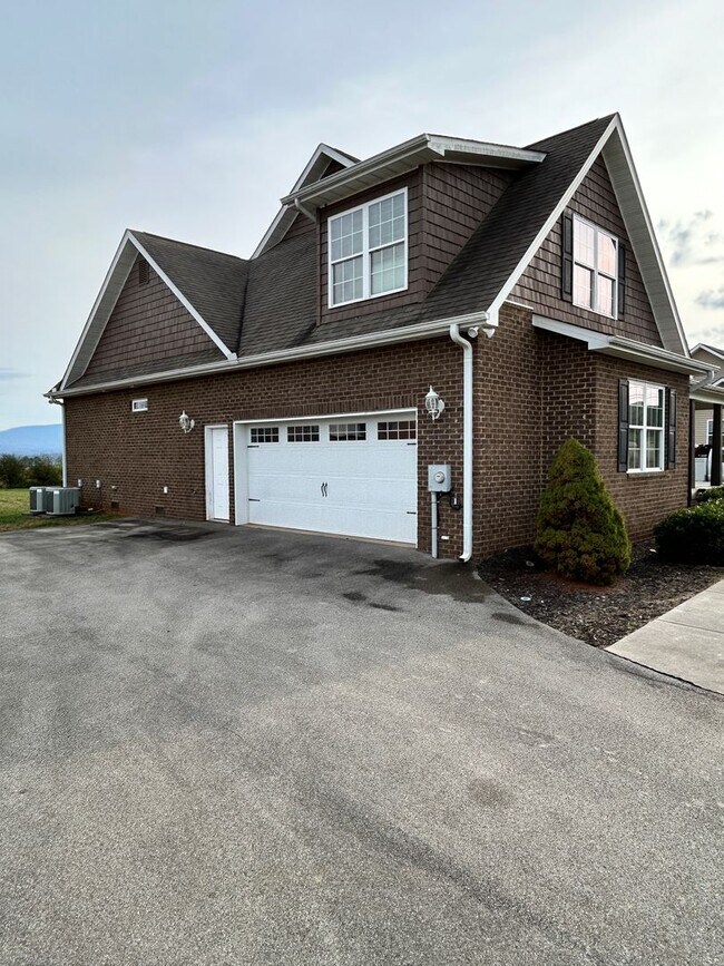 310 Oak Vista Dr in Dandridge, TN - Building Photo - Building Photo