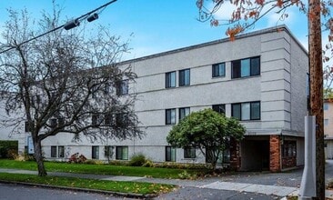 1019 Rockland Ave in Victoria, BC - Building Photo - Building Photo