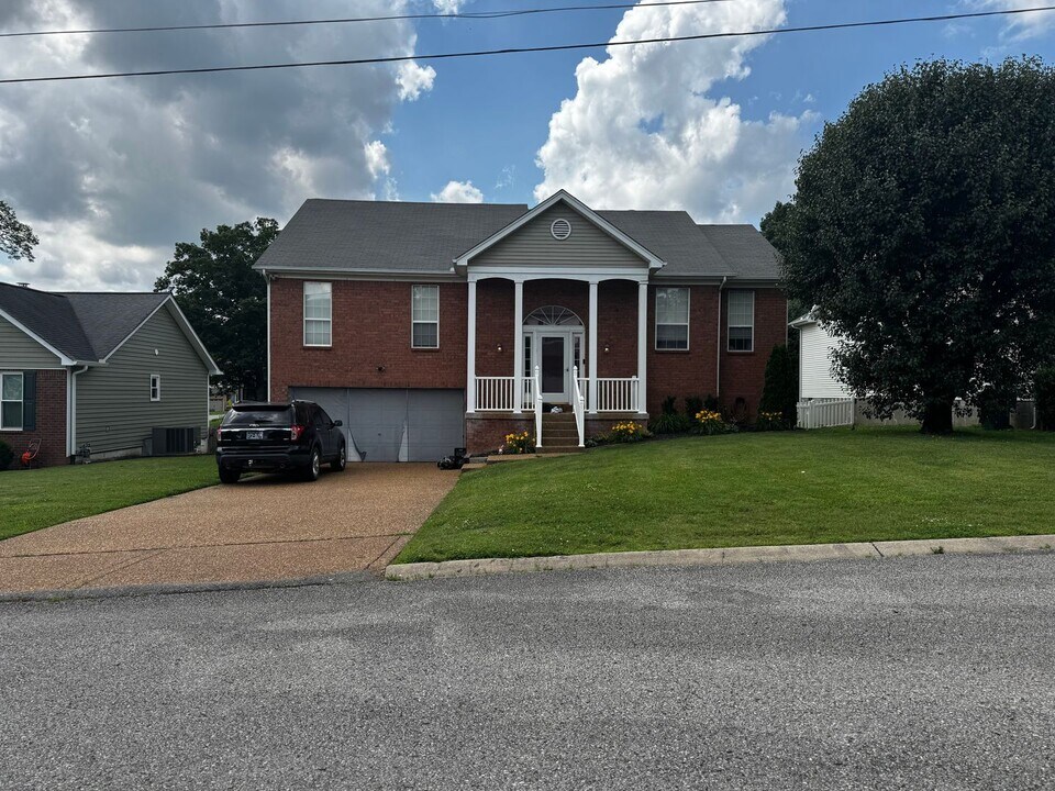 2301 N Cromwell Ct in Mount Juliet, TN - Building Photo