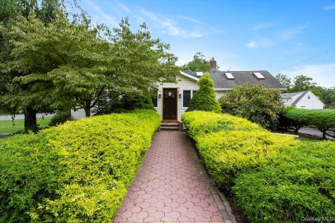 177 Virginia Rd in Yorktown Heights, NY - Building Photo