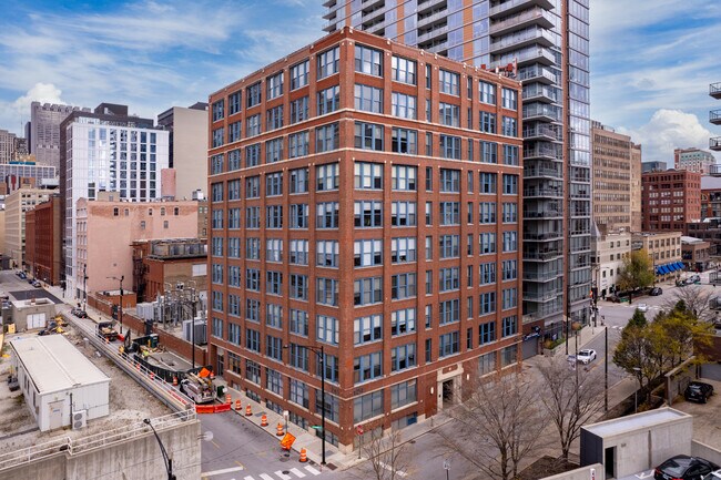 Folio Square in Chicago, IL - Building Photo - Primary Photo