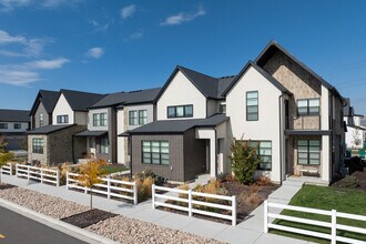 Snow Springs Towns in Lehi, UT - Building Photo - Building Photo