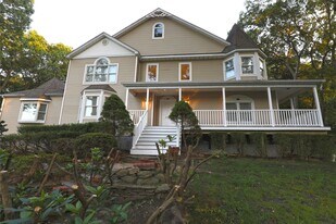 176 Lower Sheep Pasture Rd in East Setauket, NY - Building Photo