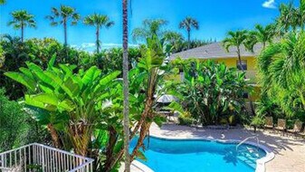 4290 Gulfstream Dr in Naples, FL - Building Photo