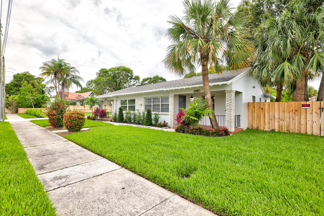 1002 Boston Ave in Fort Pierce, FL - Foto de edificio