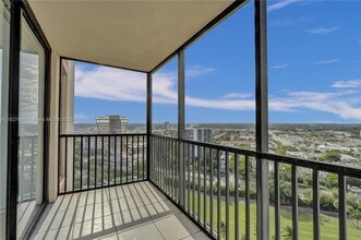 20335 W Country Club Dr, Unit 2210 in Aventura, FL - Building Photo - Building Photo