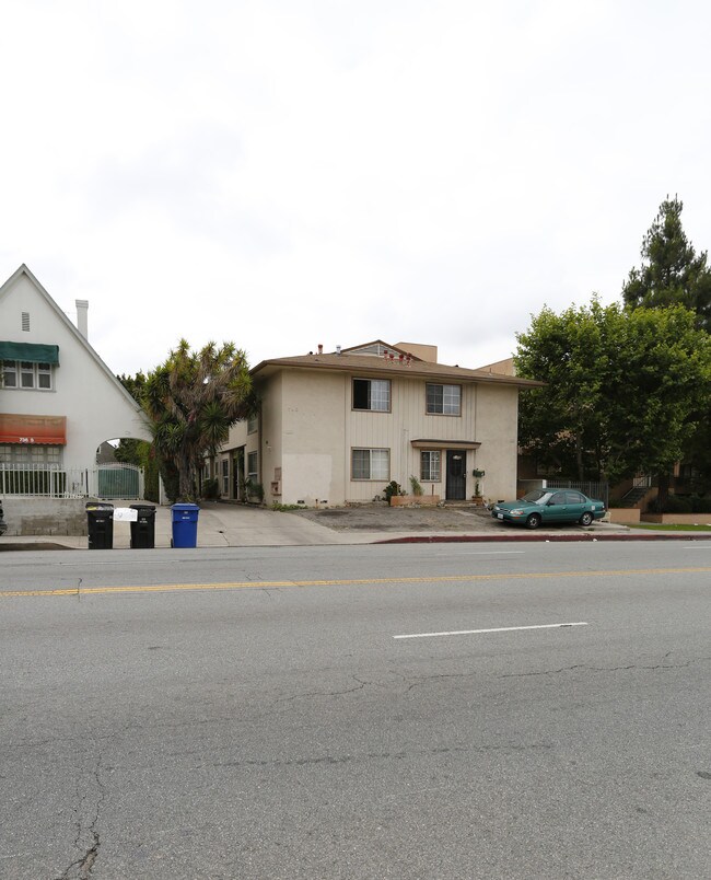 740 Crenshaw Blvd in Los Angeles, CA - Foto de edificio - Building Photo