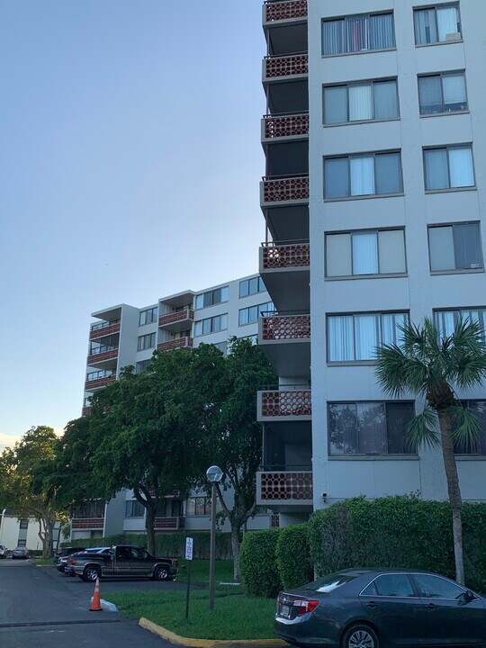 4220 Inverrary Blvd, Unit 98A in Lauderhill, FL - Building Photo