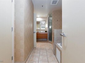 211 E Flamingo Rd in Las Vegas, NV - Building Photo