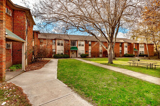 Village Green Apartments in Oxford, OH - Foto de edificio - Building Photo