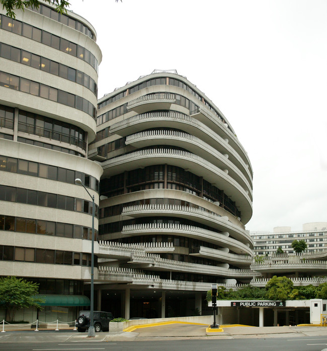 Watergate South in Washington, DC - Foto de edificio - Building Photo