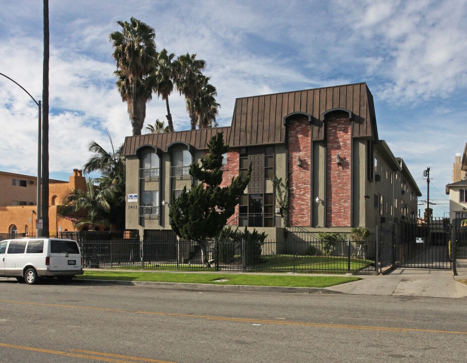 1611 N Hobart Blvd in Los Angeles, CA - Building Photo