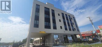 13042 Yonge St in Richmond Hill, ON - Building Photo