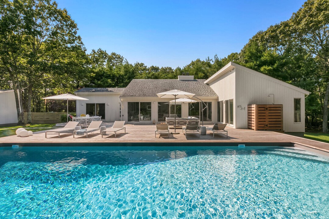 15 Quarty Ct in East Hampton, NY - Building Photo