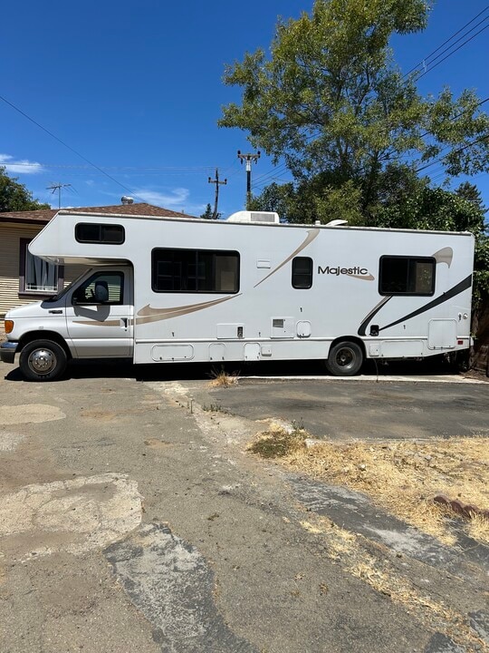 1555 D St in Hayward, CA - Foto de edificio