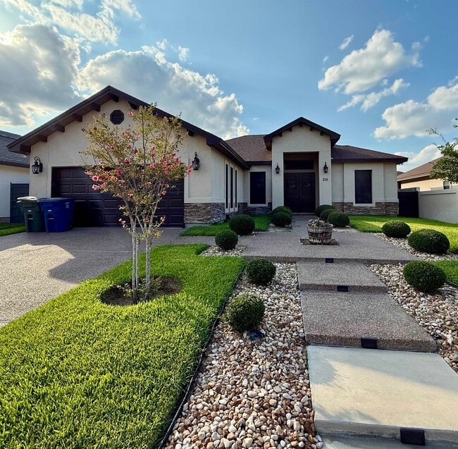 216 Canyon Oak Dr in Laredo, TX - Building Photo - Building Photo