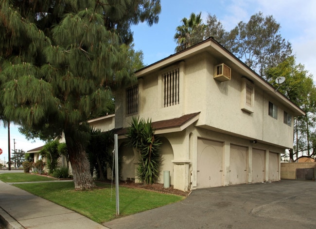 233-239 E Blueridge Ave in Orange, CA - Foto de edificio - Building Photo