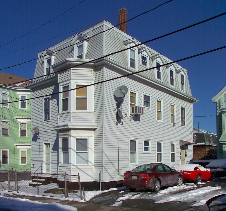 702 3rd St in Fall River, MA - Building Photo