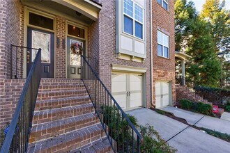 2022 Cobblestone Cir NE in Atlanta, GA - Foto de edificio - Building Photo