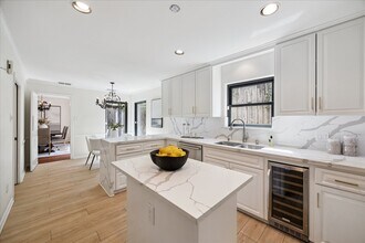 2422 Nantucket Dr in Houston, TX - Building Photo - Building Photo