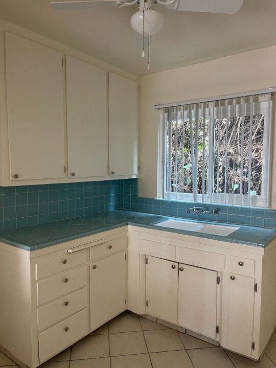 14207 Sylvan St in Los Angeles, CA - Building Photo