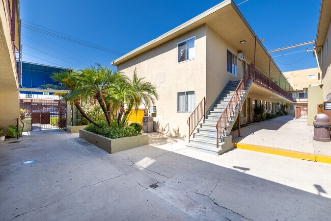 Laurel Village Apartments in North Hollywood, CA - Foto de edificio - Building Photo