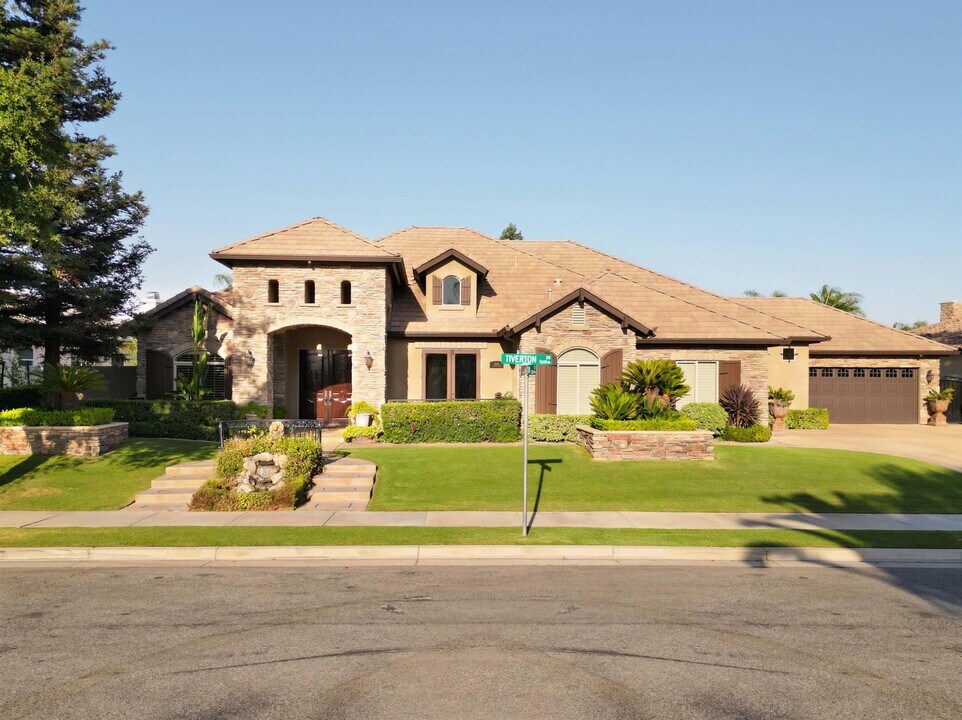 2510 Tiverton Dr in Bakersfield, CA - Building Photo