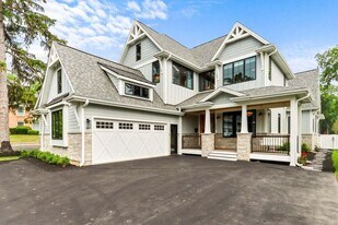 1229 W Main St in Lake Geneva, WI - Building Photo