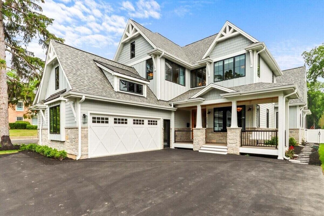 1229 W Main St in Lake Geneva, WI - Building Photo