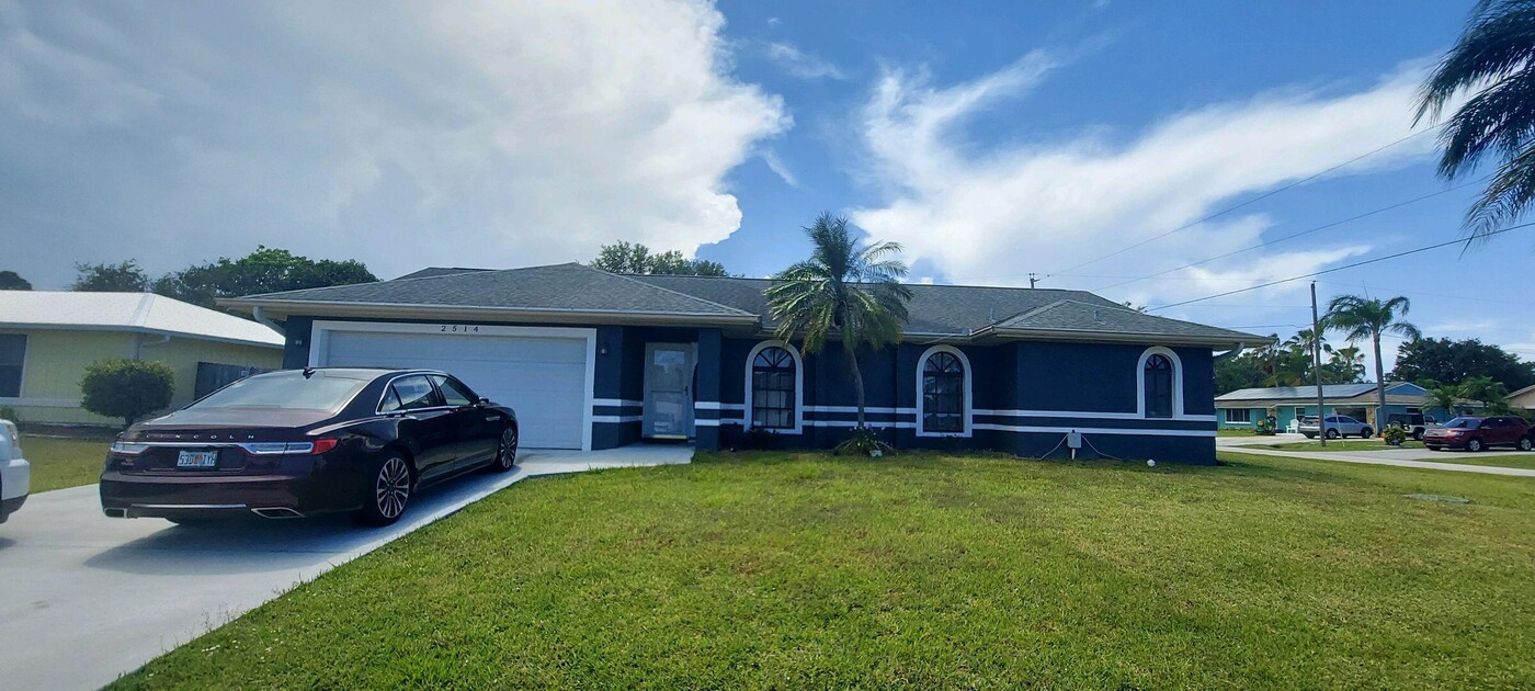 2514 SE Jason Pl in Port St. Lucie, FL - Foto de edificio