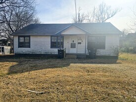 105 E Drummond St in Shawnee, OK - Building Photo