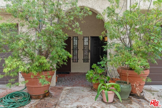 1979 Grace Ave in Los Angeles, CA - Building Photo - Building Photo