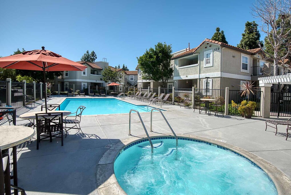 Camino Ruiz Square in Camarillo, CA - Foto de edificio