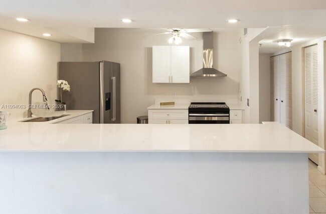 105 Lake Emerald Dr in Oakland Park, FL - Building Photo - Building Photo